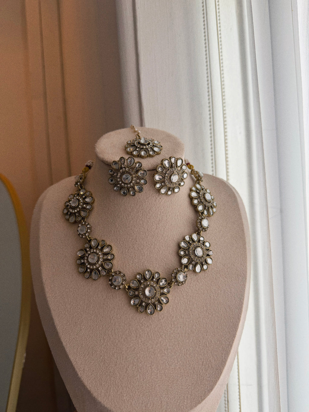 Antique Gold Kundan Flower Choker Set