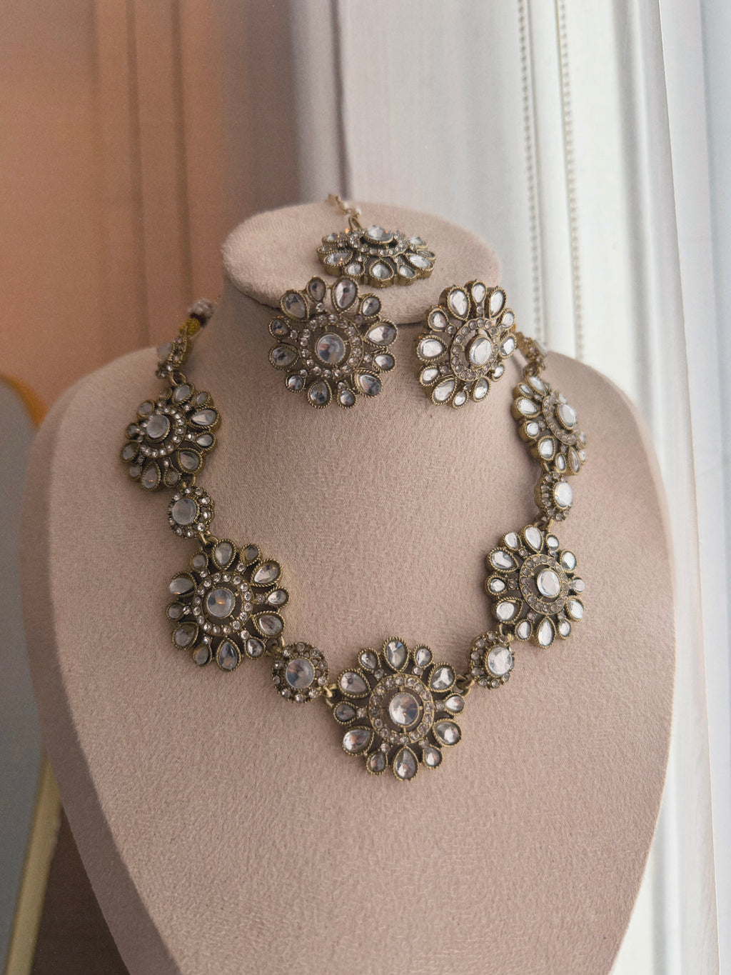 Antique Gold Kundan Flower Choker Set